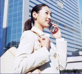 老婆出差提前回家,瞧見老公在廚房忙碌,臥室走出一人她當場石化