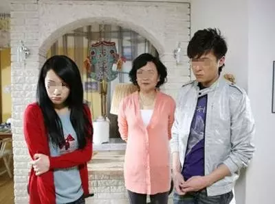妻子跟婆婆吵架,丈夫一腳踢倒妻子,妻子發條信息,全家傻住