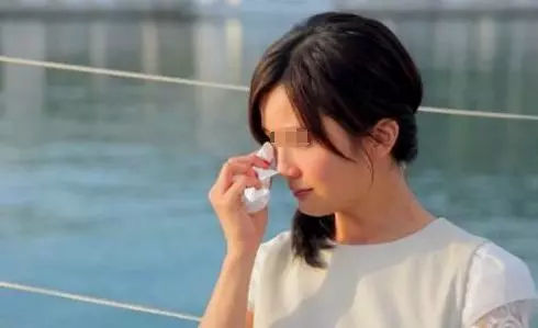 妻子跟婆婆吵架,丈夫一腳踢倒妻子,妻子發條信息,全家傻住