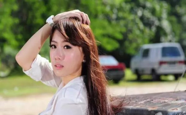 丈夫照顧生病婆婆,不讓妻子看望,女子偷偷去婆家,打開門她哭了
