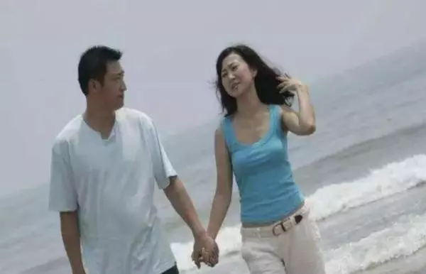 丈夫照顧生病婆婆,不讓妻子看望,女子偷偷去婆家,打開門她哭了