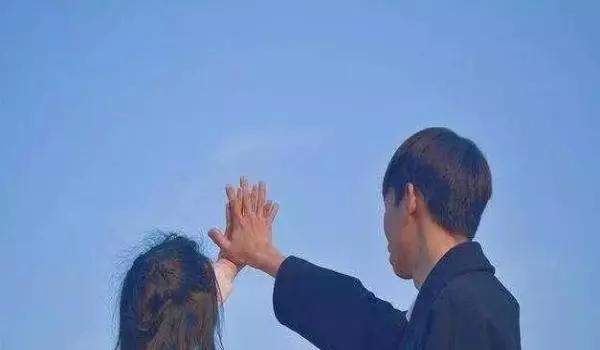 丈夫照顧生病婆婆,不讓妻子看望,女子偷偷去婆家,打開門她哭了