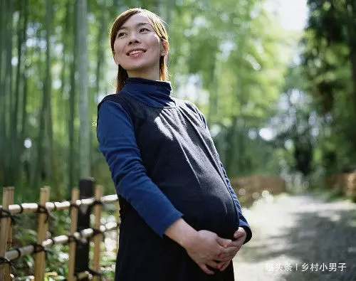 兒媳懷孕被迫跪下,丈夫冷眼旁觀,妻子說出五個字,嚇壞婆婆