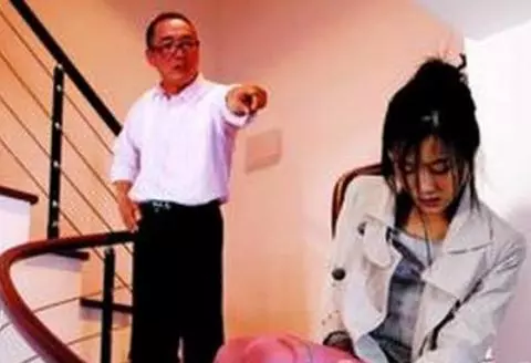 公公說生兒子就給套房,生閨女給一輛車,孩子出生後,公公石化
