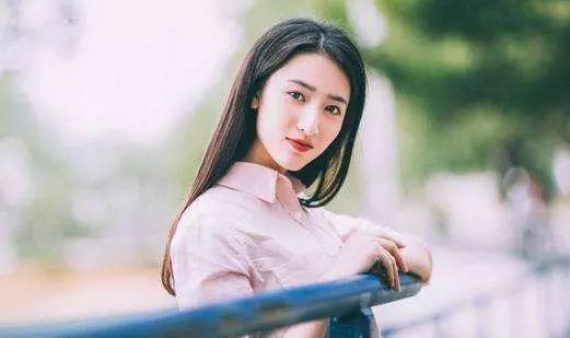離婚時得一套房,前夫另補償我五萬,弟弟結婚我去取錢隨禮時愣了