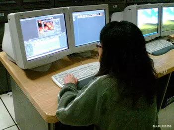 老婆上夜班來例假,丈夫給她送去衛生巾,瞥眼她辦公桌,如遭雷擊