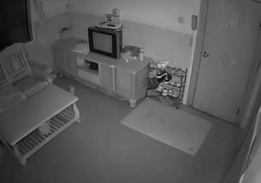 女兒放學回家後狂洗四次澡,母親覺得不對,看完監控後,攤在地上