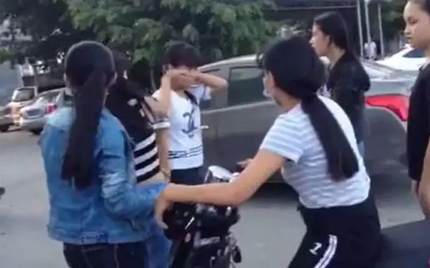 女兒放學回家後狂洗四次澡,母親覺得不對,看完監控後,攤在地上