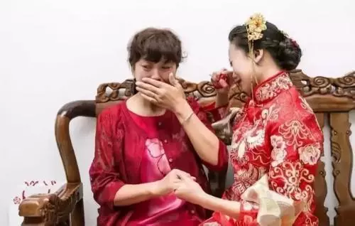 老公出差半年,卻帶著情人回來逼老婆離婚,拿出結婚證後他蒙了