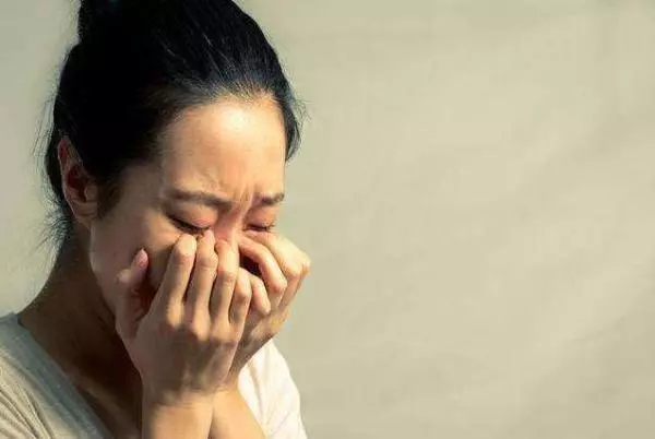 結婚3年沒孩子,丈夫留下一張卡後將之拋棄,十年後取錢,蒙了