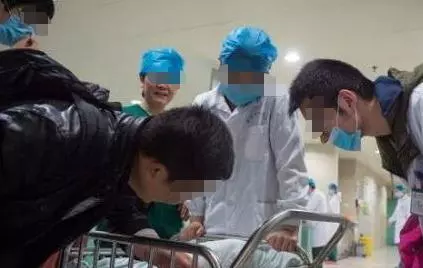 妻子難產,丈夫果斷保大人,婆婆執意保孩子,醫生出來後全家蒙住
