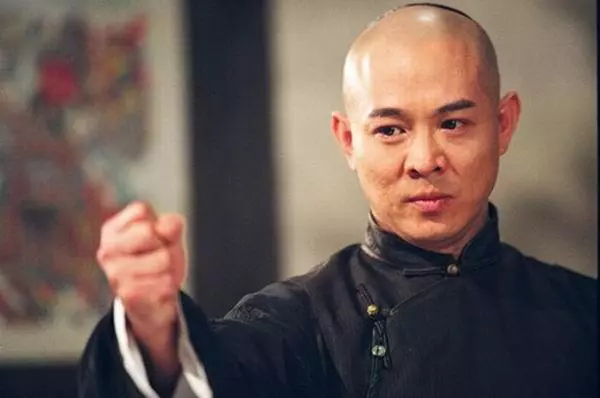 55歲李連杰可能全身癱瘓沒人同情!比他大三歲的妻子反而光彩照人!