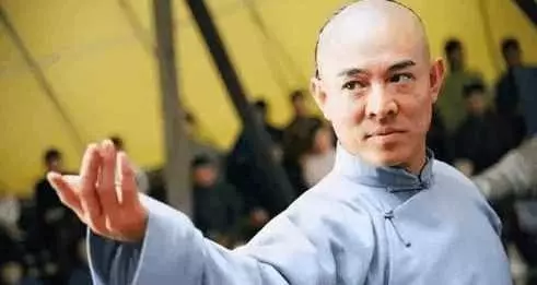 55歲李連杰可能全身癱瘓沒人同情!比他大三歲的妻子反而光彩照人!