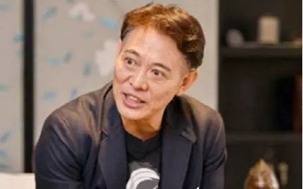55歲李連杰可能全身癱瘓沒人同情!比他大三歲的妻子反而光彩照人!