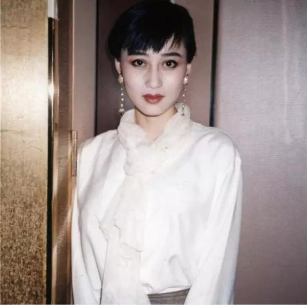 55歲李連杰可能全身癱瘓沒人同情!比他大三歲的妻子反而光彩照人!