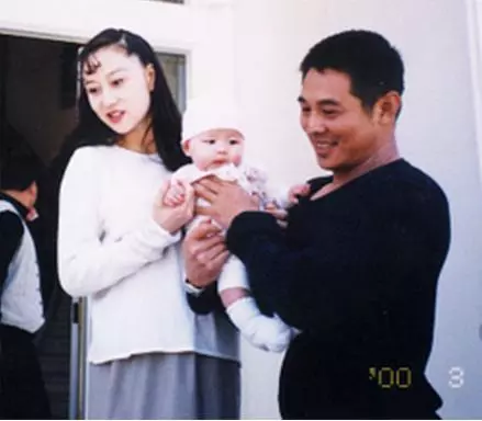 55歲李連杰可能全身癱瘓沒人同情!比他大三歲的妻子反而光彩照人!