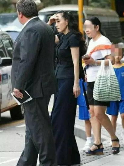 55歲李連杰可能全身癱瘓沒人同情!比他大三歲的妻子反而光彩照人!