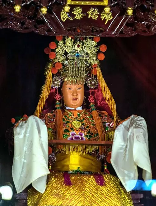 父親送醫不醒37天!女兒挺7月孕肚「跪求白沙屯媽祖救爸」 鑾轎趕路「突然奇蹟回頭」她秒淚崩 -