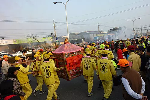 父親送醫不醒37天!女兒挺7月孕肚「跪求白沙屯媽祖救爸」 鑾轎趕路「突然奇蹟回頭」她秒淚崩 -