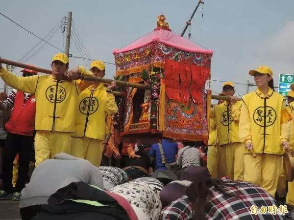 父親送醫不醒37天!女兒挺7月孕肚「跪求白沙屯媽祖救爸」 鑾轎趕路「突然奇蹟回頭」她秒淚崩 -