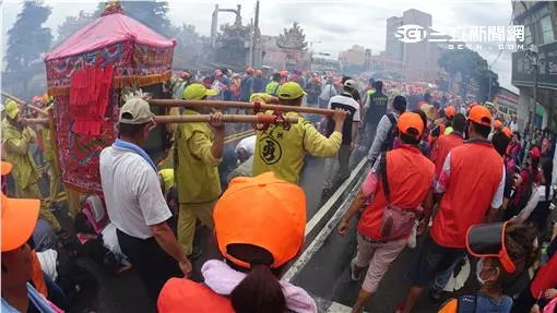 父親送醫不醒37天!女兒挺7月孕肚「跪求白沙屯媽祖救爸」 鑾轎趕路「突然奇蹟回頭」她秒淚崩 -