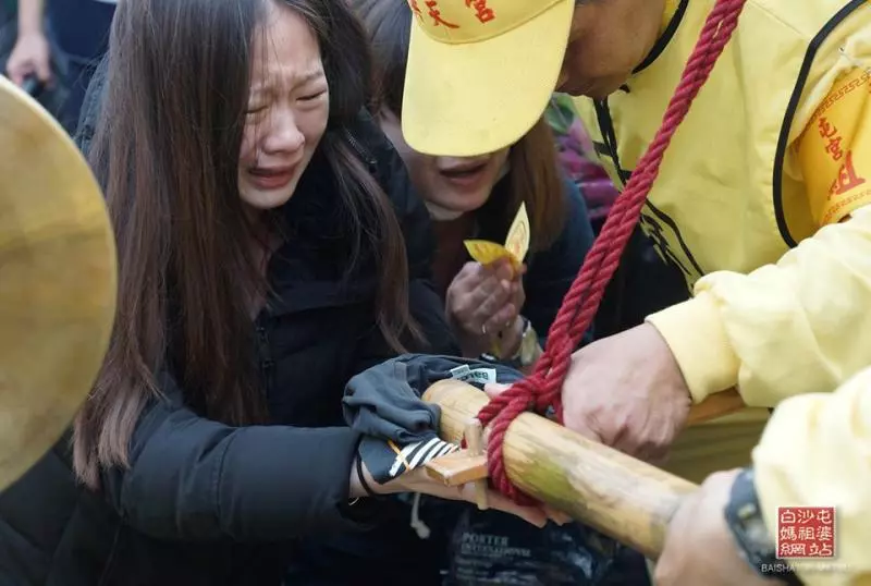 父親送醫不醒37天!女兒挺7月孕肚「跪求白沙屯媽祖救爸」 鑾轎趕路「突然奇蹟回頭」她秒淚崩 -