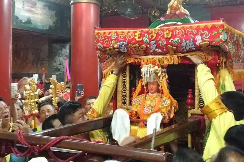 父親送醫不醒37天!女兒挺7月孕肚「跪求白沙屯媽祖救爸」 鑾轎趕路「突然奇蹟回頭」她秒淚崩 -