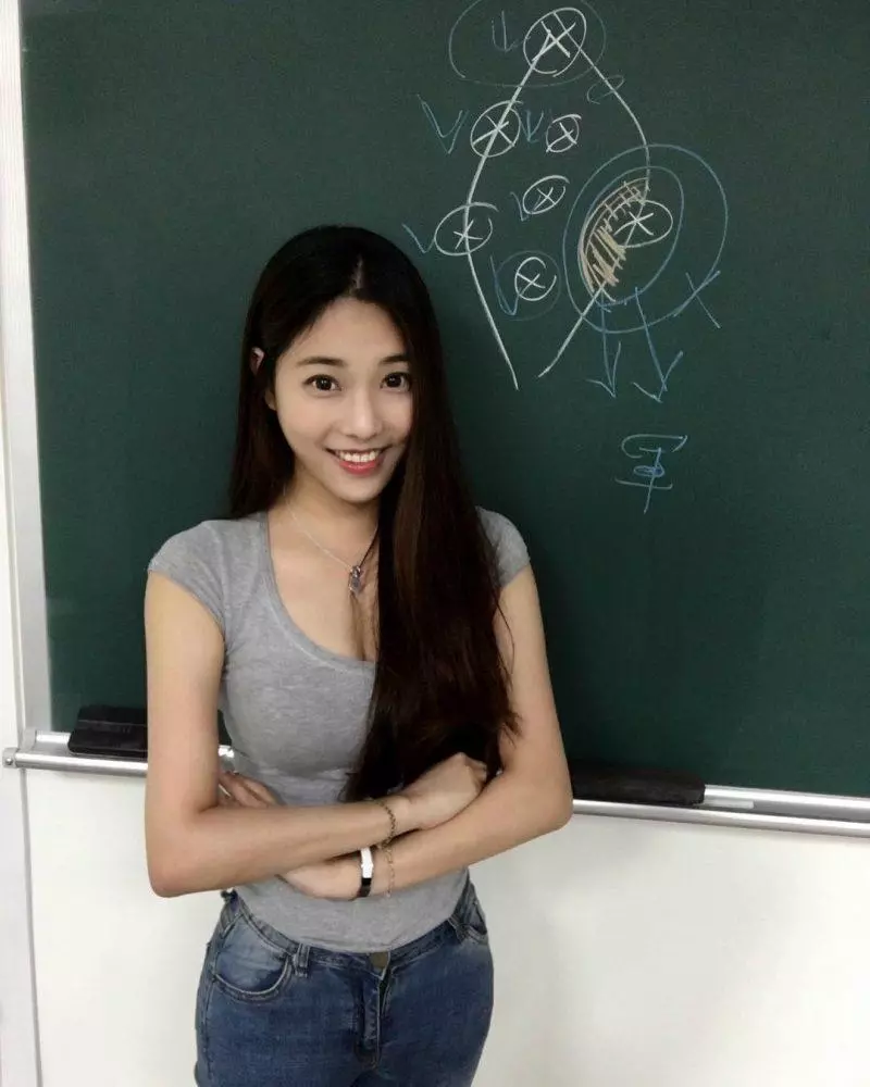 台灣「最正大學女老師」紅到國外!小黑裙下「像娃娃一樣的美腿」讓老外瘋狂:台灣人也太幸福