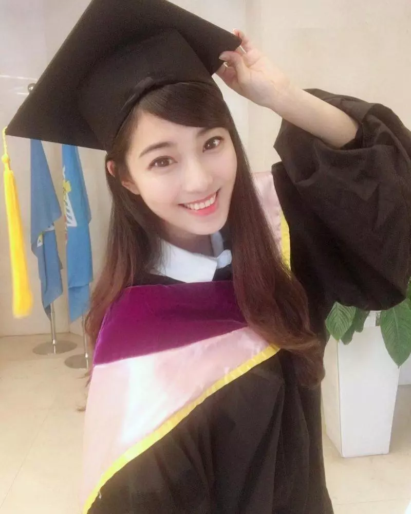 台灣「最正大學女老師」紅到國外!小黑裙下「像娃娃一樣的美腿」讓老外瘋狂:台灣人也太幸福