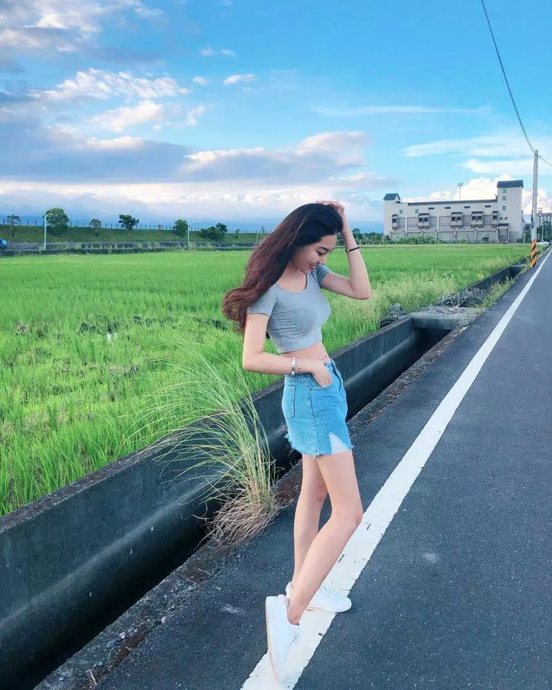 台灣「最正大學女老師」紅到國外!小黑裙下「像娃娃一樣的美腿」讓老外瘋狂:台灣人也太幸福