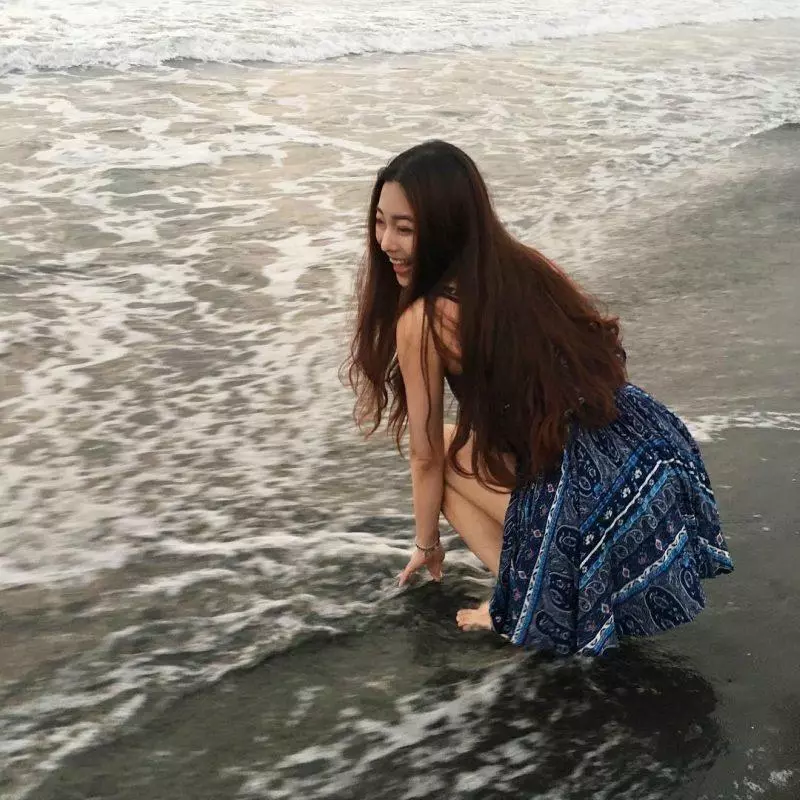 台灣「最正大學女老師」紅到國外!小黑裙下「像娃娃一樣的美腿」讓老外瘋狂:台灣人也太幸福