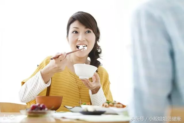 女子查出食管癌離世,醫生解釋:1個習慣害的!專家告誡: 剛剛吃完晚飯不適合馬上就睡覺
