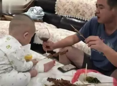 媽媽不在家時,爸爸都是怎樣帶娃的?寶爸的帶娃方式讓人笑噴了 !