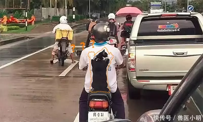 遠遠發現個騎摩托的小伙,身上的背包很特別,追上一看豎起大拇指 !