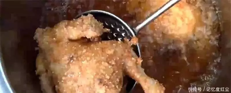 男子在雞的身上插滿牙籤,十幾分鐘後,雞的樣子令人喜出望外 !