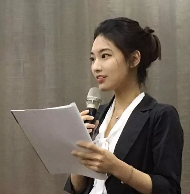 她清純又美麗!?神級美女老師一出場,「我」也想上學了!