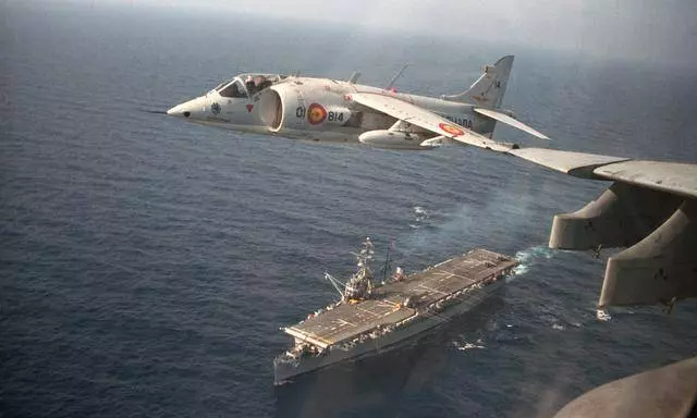 東南亞唯一一艘航母出海了:甲板上空蕩蕩的 一架艦載機都沒有