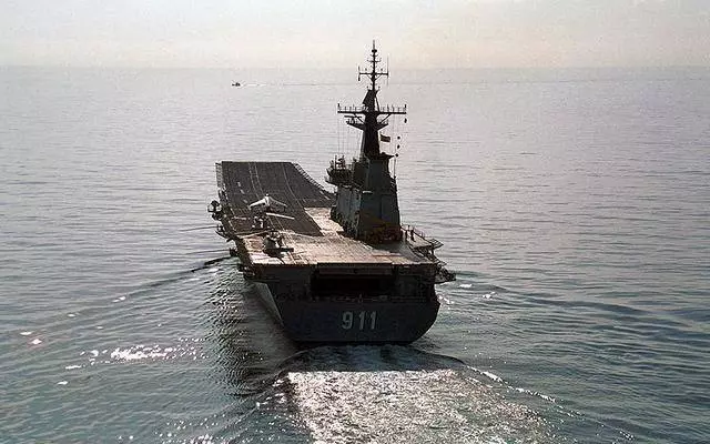 東南亞唯一一艘航母出海了:甲板上空蕩蕩的 一架艦載機都沒有