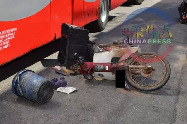 路旁貨卡疑突開車門 摩哆撞上摔倒 遭長巴輾過