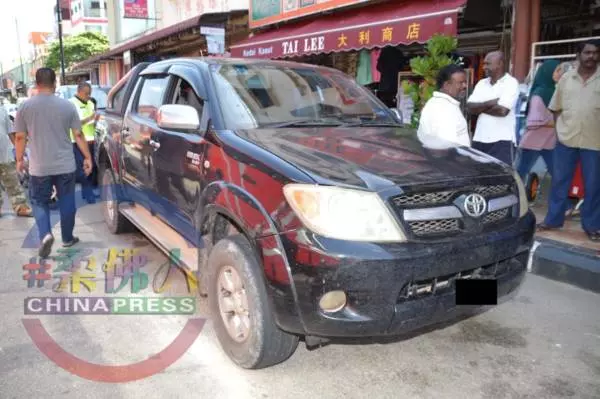 路旁貨卡疑突開車門 摩哆撞上摔倒 遭長巴輾過