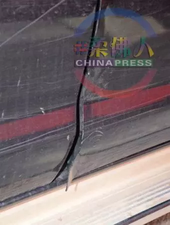 路旁貨卡疑突開車門 摩哆撞上摔倒 遭長巴輾過
