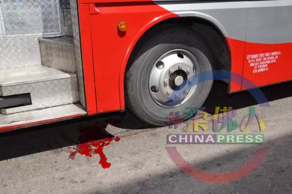 路旁貨卡疑突開車門 摩哆撞上摔倒 遭長巴輾過
