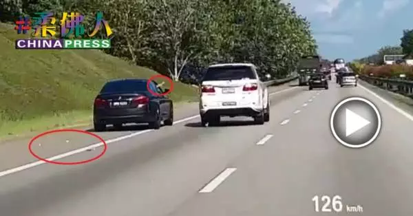 1拋塑料瓶 1拿棍揮舞 2車南北大道玩命追逐