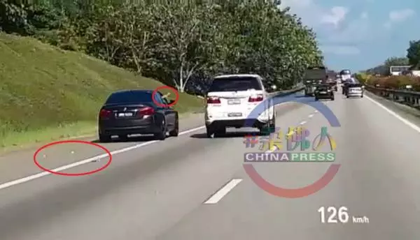 1拋塑料瓶 1拿棍揮舞 2車南北大道玩命追逐