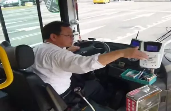 媽媽帶3個孩子「走錯站牌」等嘸車 暖心司機主動幫忙「上車我載妳!」接下來發生的事讓她感激一輩子