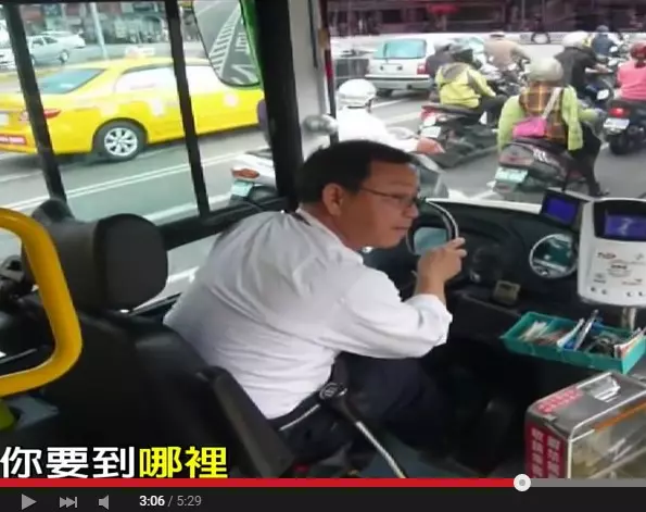 媽媽帶3個孩子「走錯站牌」等嘸車 暖心司機主動幫忙「上車我載妳!」接下來發生的事讓她感激一輩子
