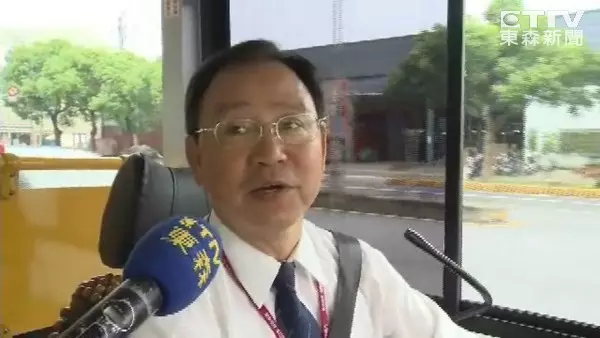 媽媽帶3個孩子「走錯站牌」等嘸車 暖心司機主動幫忙「上車我載妳!」接下來發生的事讓她感激一輩子