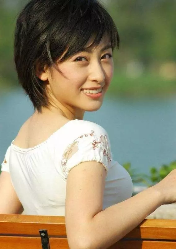 拒絕億萬富豪追求,選擇嫁給「壞蛋」, 如今長子23歲她再當媽!