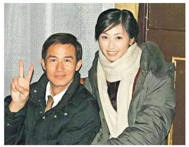 拒絕億萬富豪追求,選擇嫁給「壞蛋」, 如今長子23歲她再當媽!