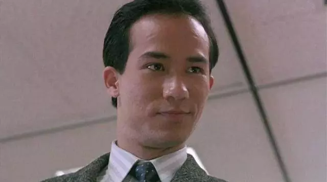 拒絕億萬富豪追求,選擇嫁給「壞蛋」, 如今長子23歲她再當媽!